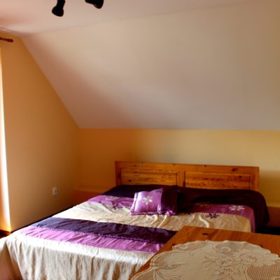 D4 - sypialnia z łóżkiem małżeńskim i rozkładaną sofą